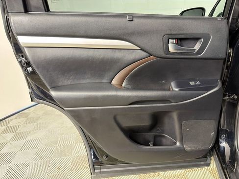 Used 2019 Toyota Highlander XLE image 24