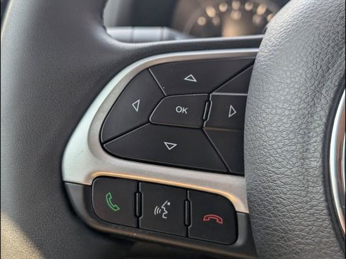 Used 2018 Jeep Renegade Latitude FWD image 17