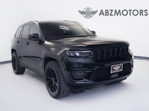 Used 2025 Jeep Grand Cherokee Laredo X image 1