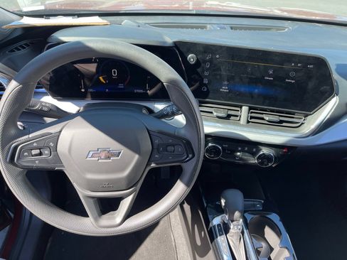 Used 2025 Chevrolet Trax LT FWD image 7
