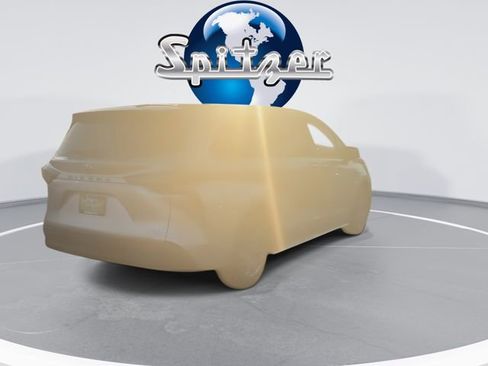 Used 2024 Toyota Sienna XLE image 9