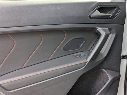 Used 2024 Volkswagen Tiguan SE image 25