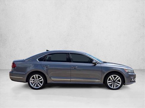 Used 2017 Volkswagen Passat 1.8T SEL Premium FWD image 4