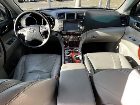 Used 2011 Toyota Highlander Limited w/ Tow Pkg image 34
