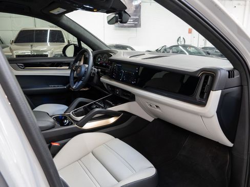 Used 2025 Porsche Cayenne GTS AWD/4WD image 26