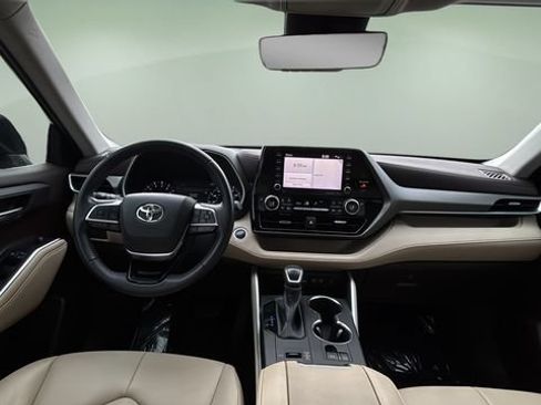 Used 2020 Toyota Highlander XLE FWD image 16