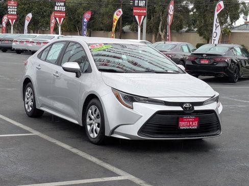 Used 2023 Toyota Corolla LE image 3