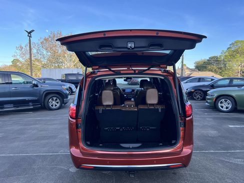 Used 2018 Chrysler Pacifica Limited w/ Tire & Wheel Group image 54