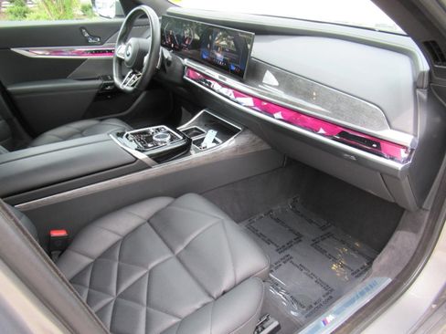 Used 2023 BMW 740i RWD image 11