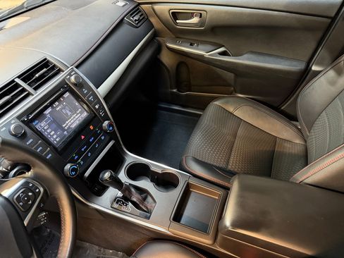 Used 2015 Toyota Camry SE w/ Moonroof Package image 29