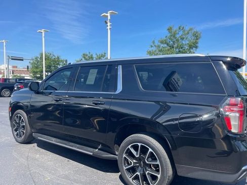 Used 2021 Chevrolet Suburban LT AWD/4WD image 3