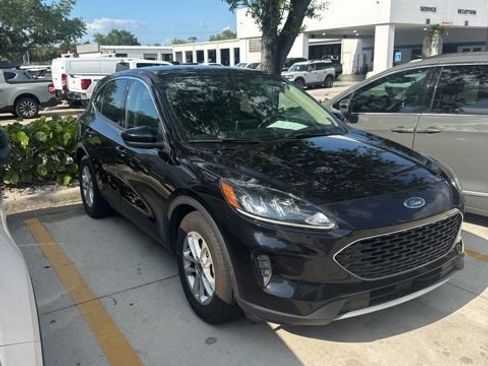 Used 2020 Ford Escape SE image 1