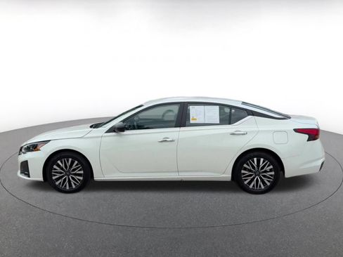 Used 2025 Nissan Altima 2.5 SV FWD image 9
