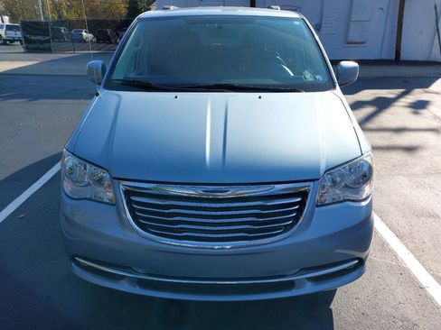 Used 2013 Chrysler Town & Country Touring image 11