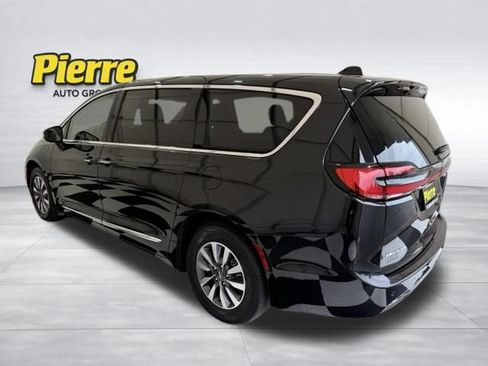 Used 2023 Chrysler Pacifica Limited FWD image 2