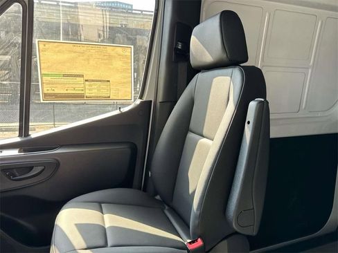 Used 2025 Mercedes-Benz Sprinter 2500 image 17
