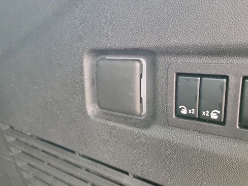 Used 2023 Chevrolet Suburban High Country image 11