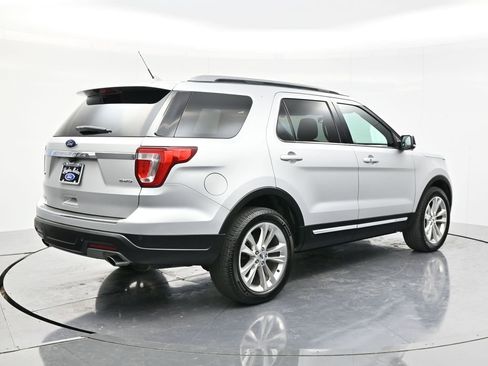 Used 2018 Ford Explorer XLT w/ Equipment Group 202A AWD/4WD image 5