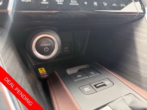 Used 2023 Toyota Venza XLE image 28