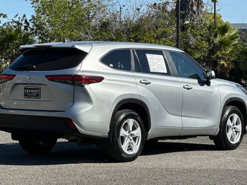 Used 2023 Toyota Highlander LE image 3