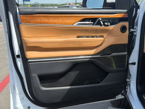 Used 2022 Jeep Grand Wagoneer Series III w/ Rear Seat Video Group 1 AWD/4WD image 9