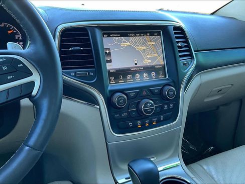 Used 2017 Jeep Grand Cherokee Overland image 6