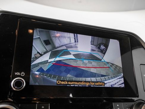 Used 2024 Toyota Highlander XLE FWD image 24