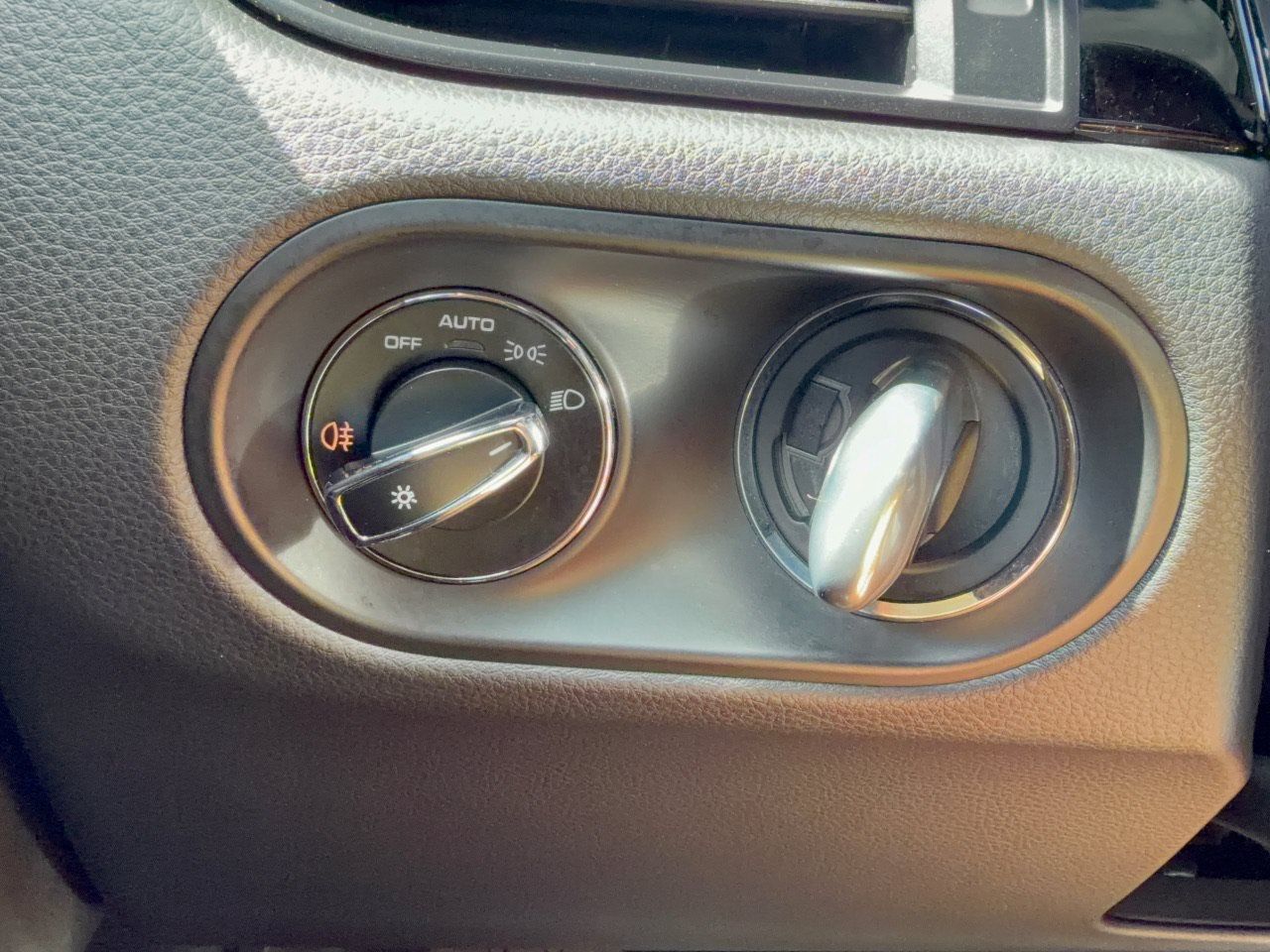 Certified 2024 Porsche Macan AWD/4WD image 20
