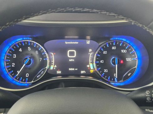 Used 2024 Chrysler Pacifica Touring-L image 27