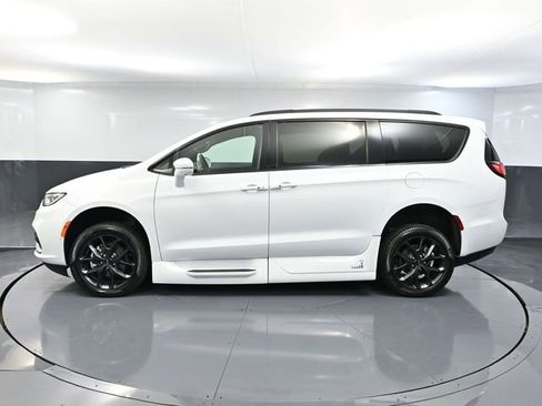 Used 2022 Chrysler Pacifica Touring-L w/ Uconnect Theater Family Group image 11