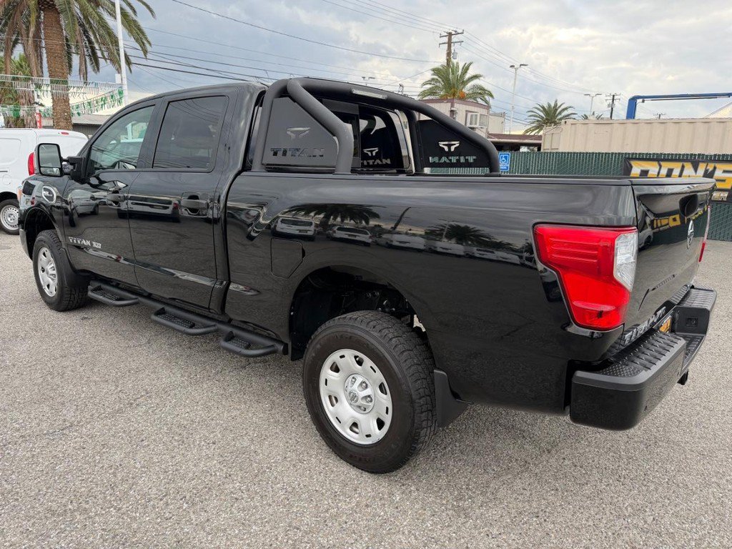 Used 2022 Nissan Titan SV AWD/4WD image 9