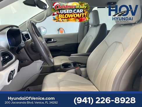 Used 2019 Chrysler Pacifica Touring-L w/ Premium Audio Group FWD image 12