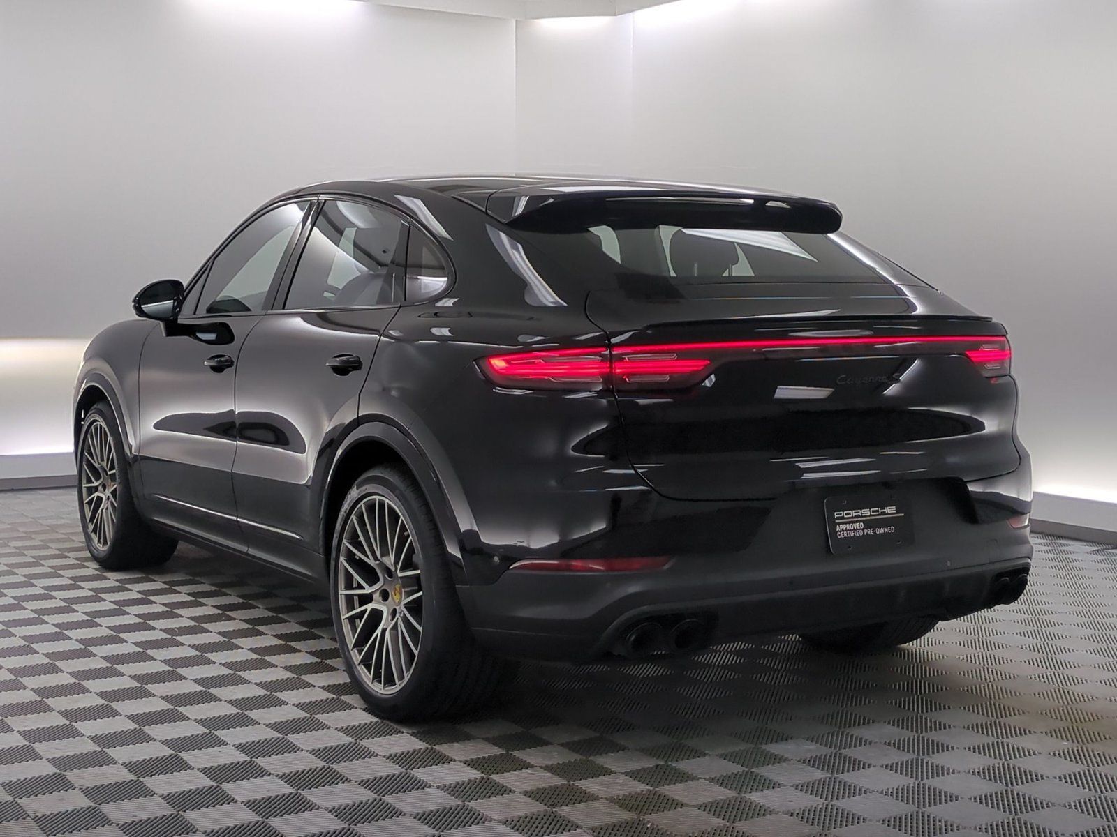 Used 2023 Porsche Cayenne S Platinum AWD/4WD image 3