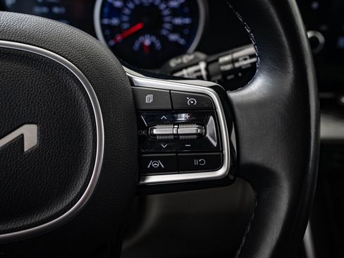 Used 2023 Kia Carnival LX image 23