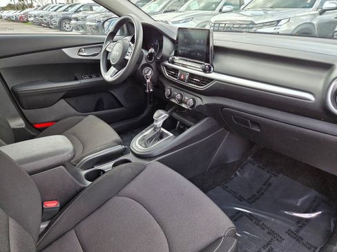 Used 2022 Kia Forte LXS w/ LXS Technology Package image 9