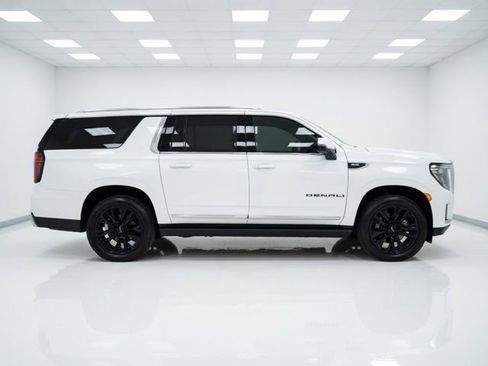 Used 2021 GMC Yukon XL Denali w/ Denali Premium Package image 8