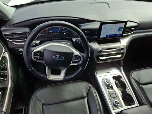 Used 2022 Ford Explorer XLT w/ Equipment Group 202A image 2