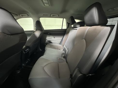 Used 2023 Toyota Highlander LE AWD/4WD image 23