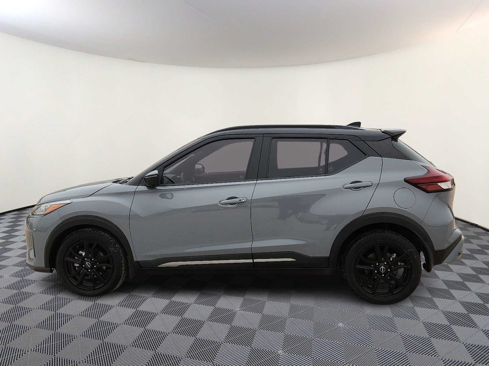Used 2023 Nissan Kicks SR FWD image 2