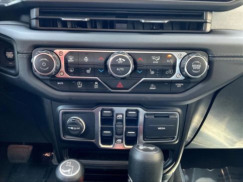 Used 2025 Jeep Wrangler Unlimited Sahara AWD/4WD image 15
