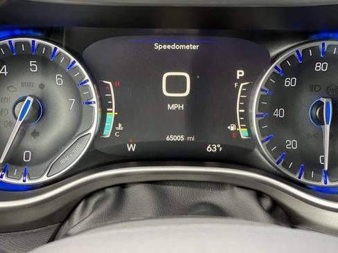 Used 2023 Chrysler Pacifica Touring-L FWD image 31
