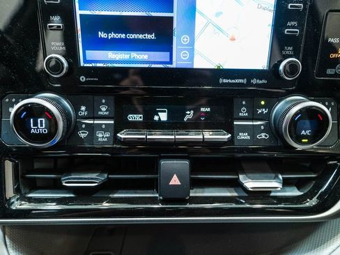 Used 2020 Toyota Highlander XLE AWD/4WD image 28