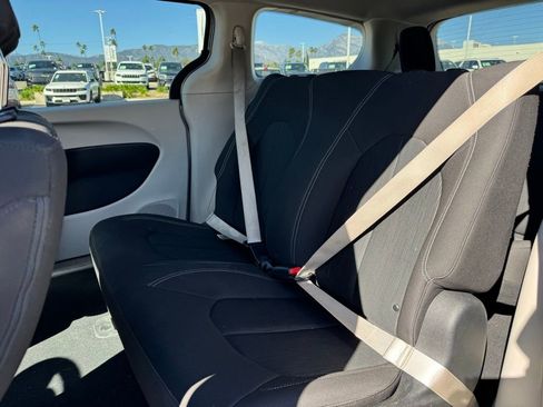 Used 2021 Chrysler Voyager L image 4