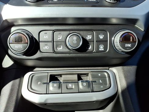 Used 2023 GMC Acadia SLT image 18