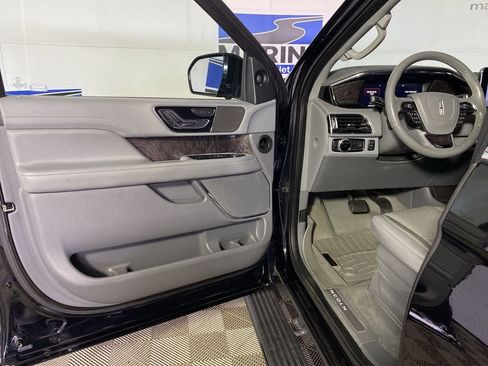 Used 2018 Lincoln Navigator Select AWD/4WD image 28