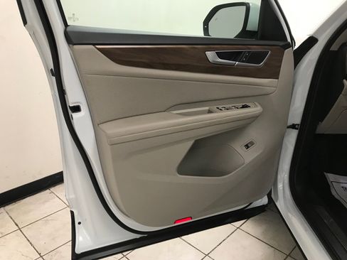 Used 2024 Volkswagen Atlas SE AWD/4WD image 8