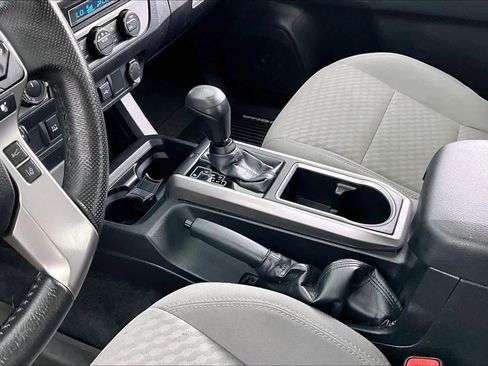 Used 2021 Toyota Tacoma SR5 AWD/4WD image 17