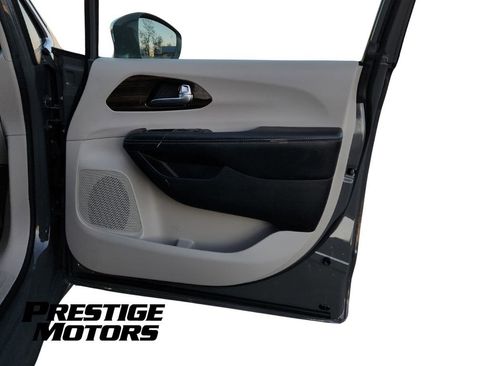 Used 2021 Chrysler Pacifica Limited image 37