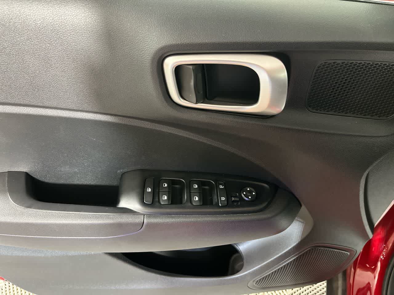Used 2025 Hyundai Venue SEL FWD image 13