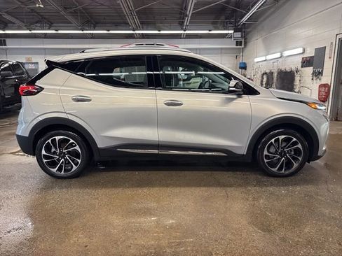 Used 2023 Chevrolet Bolt EUV Premier w/ Sun & Sound Package FWD image 7